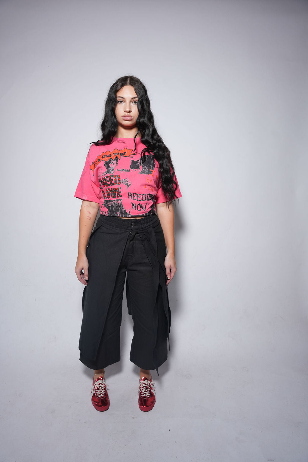 UNIFORM NEED LOVE Tee